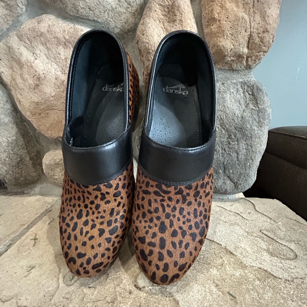 Dansko Women’s Clogs Brown Calf Fur Cheetah Print Comfort Shoes
